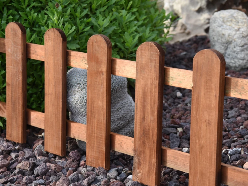 Mini-valla-decorativa-madera-tintada-para-jardín