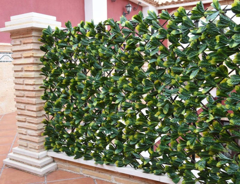 Celosía-extensible-mimbre-hojas-Laurel