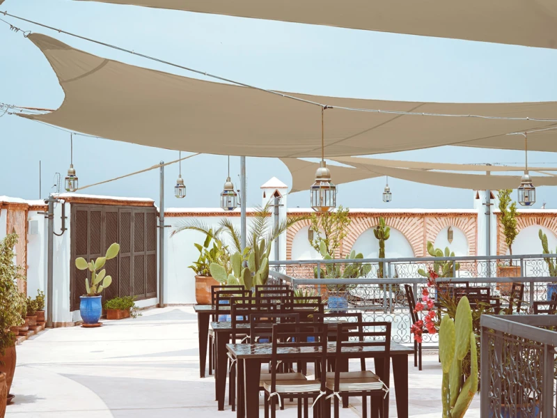 Toldo-vela-triangular-beige-Sombra-elegante-para-exterior