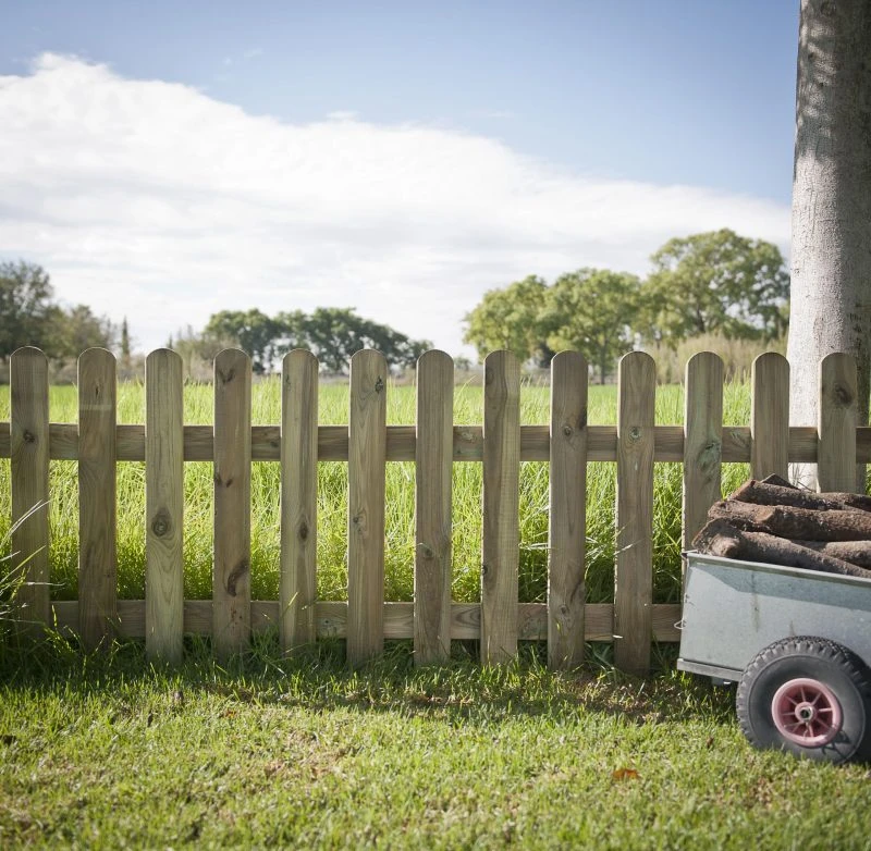 Valla-clásica-madera-tratada-Combina-puerta-clásica