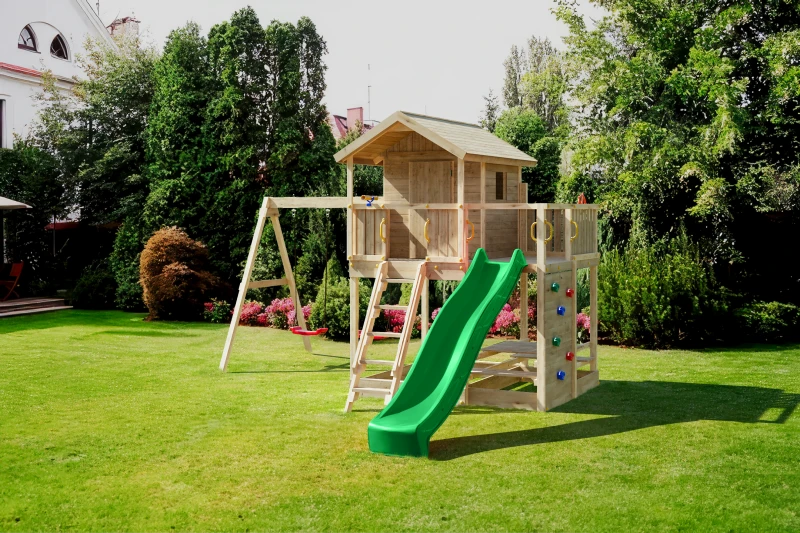 Casita-infantil-madera-columpios-tobogán