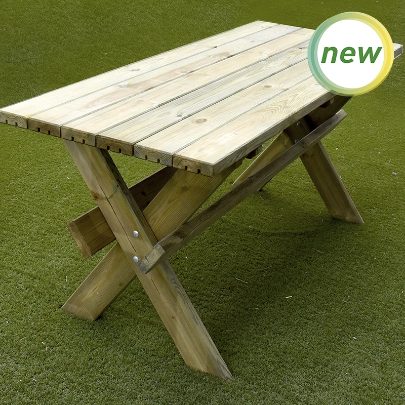 Mesa-robusta-madera-tratada-para-espacios-exteriores