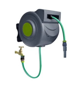 Rollo-manguera-soporte-pared-autoenrollable