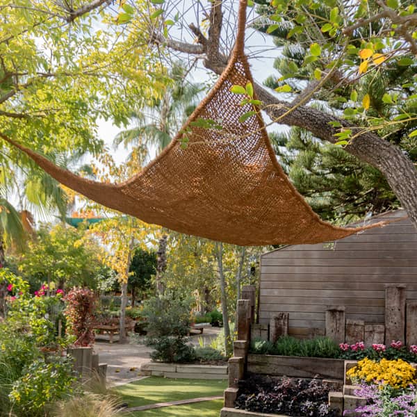 toldo-triangular-fibra-coco-ocultacion-jardin